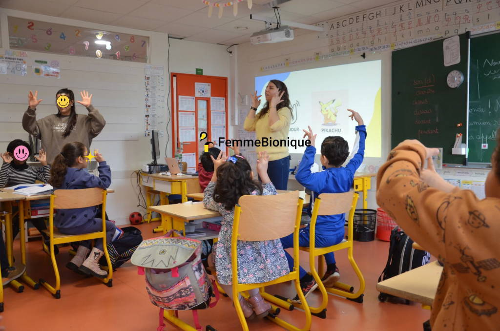 Clara FemmeBionique anime une initiation à la langue des signes en école primaire.