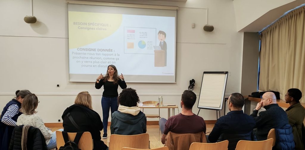 Formation sur le handicap invisible et visible par Clara FemmeBionique. Agents publics : scolaire.